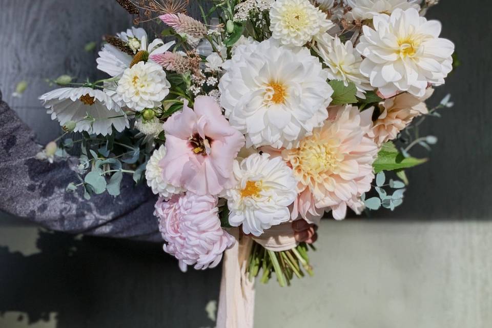 Complex bouquet with neutral tones