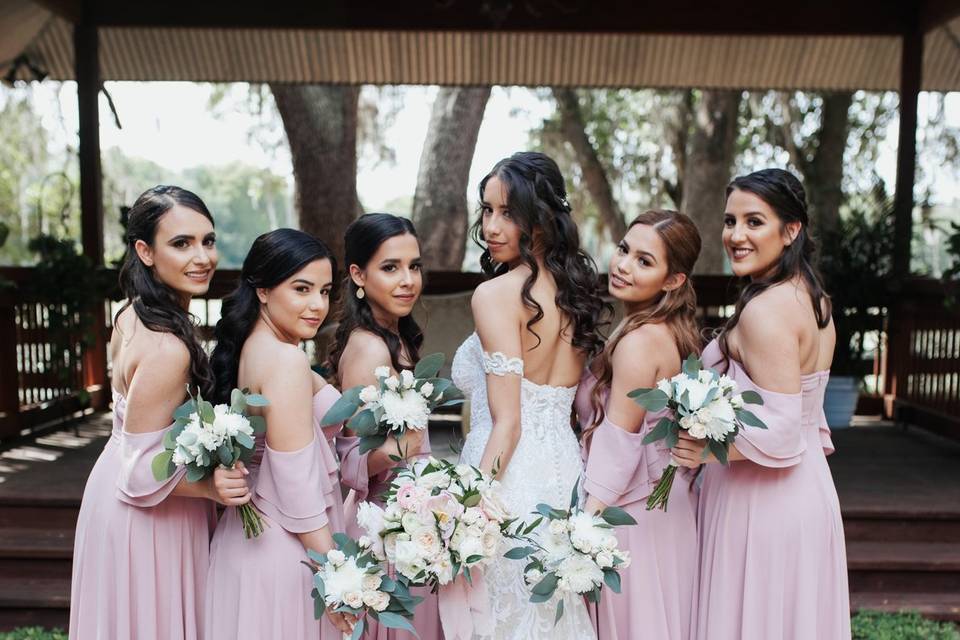 Bridal party looking magnificent