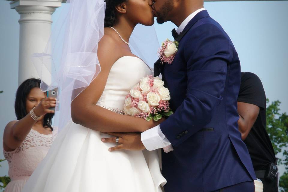A kiss at the ceremony