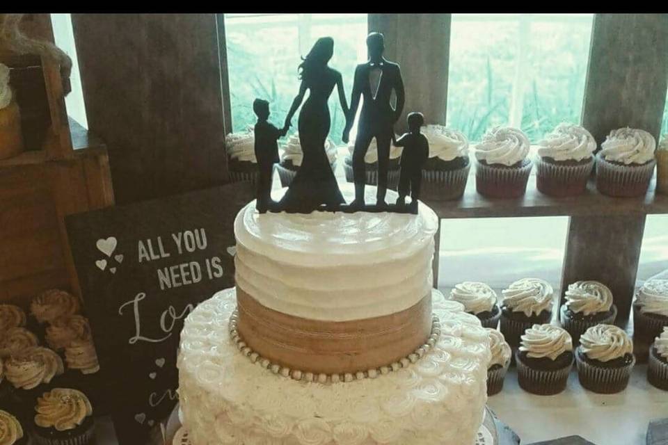 Two-tier cake with silhouettes