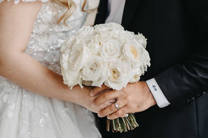 Glamorous white bridal bouquet