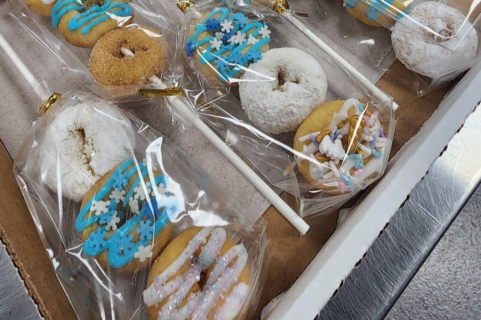 Frozen themed doughnut pops