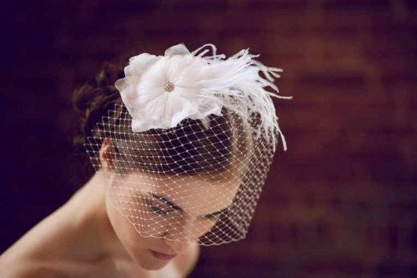 https://cdn0.weddingwire.com/vendor/915491/3_2/960/jpg/1331318874621-organzafeatherhairflower1.jpeg