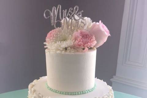 White Cake w/Vanilla Buttercream Filling