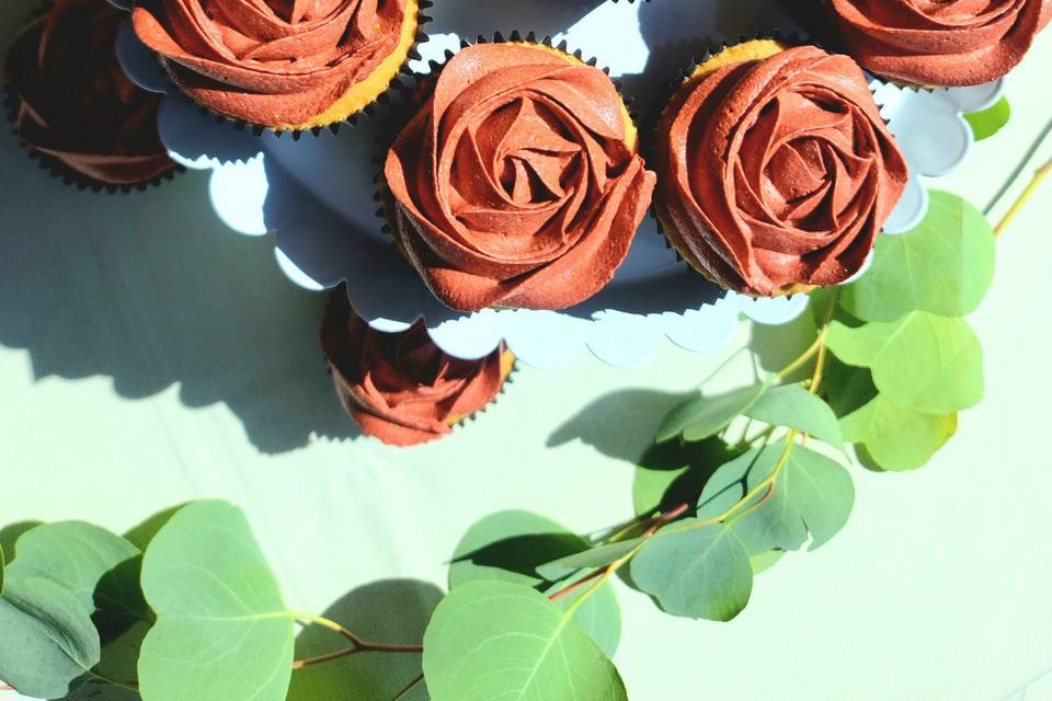 Burgundy cupcakes to match