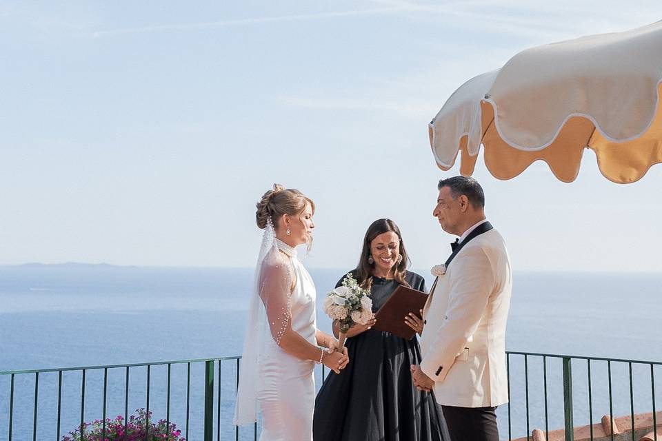 Elopement in front of the sea