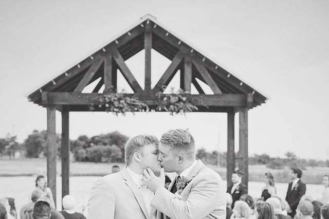 Newlyweds kissing | Photo by Melissa Shook