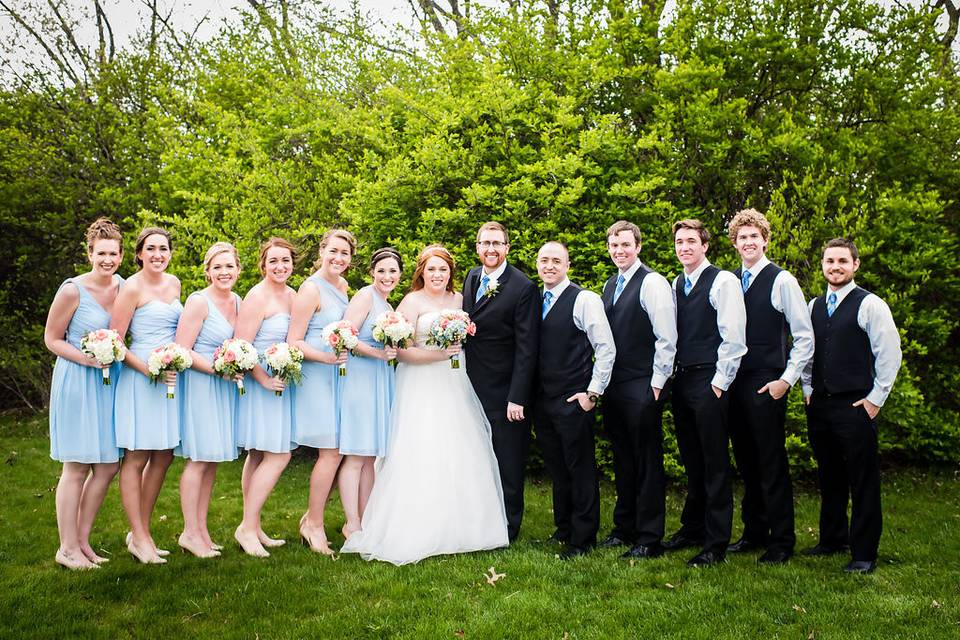 Couple with bridesmaids and groomsmen