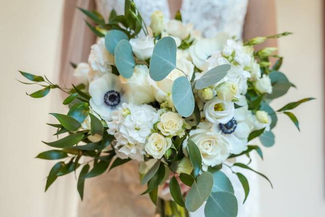 White anemone bouquet