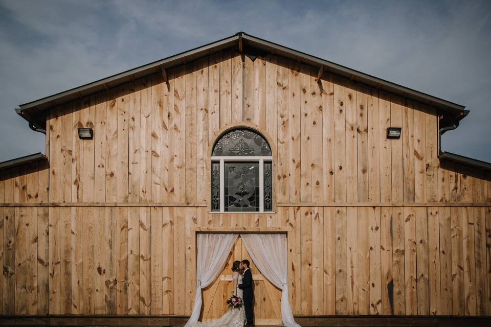 Kiss by the barn