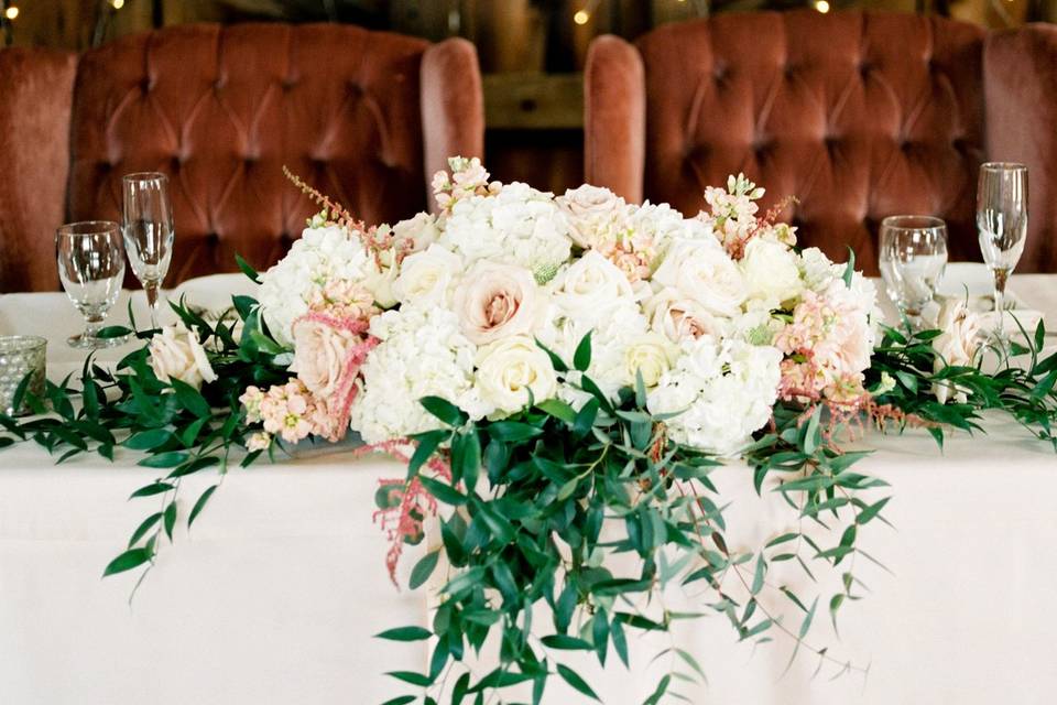 Bride & groom's seats at the head tablepc: @sarahwindecker