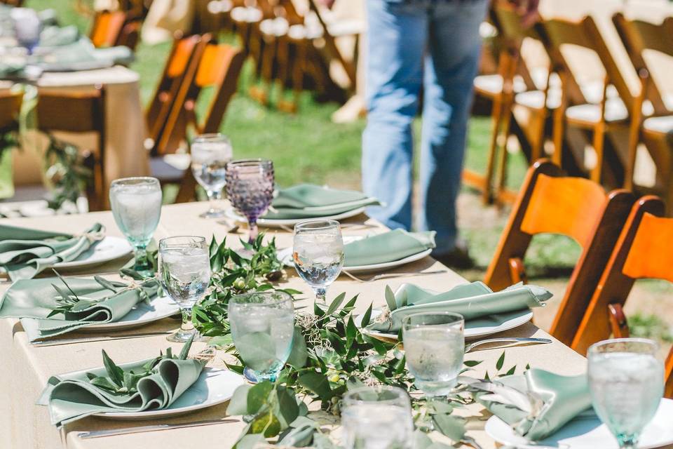 Guest dinning table settings