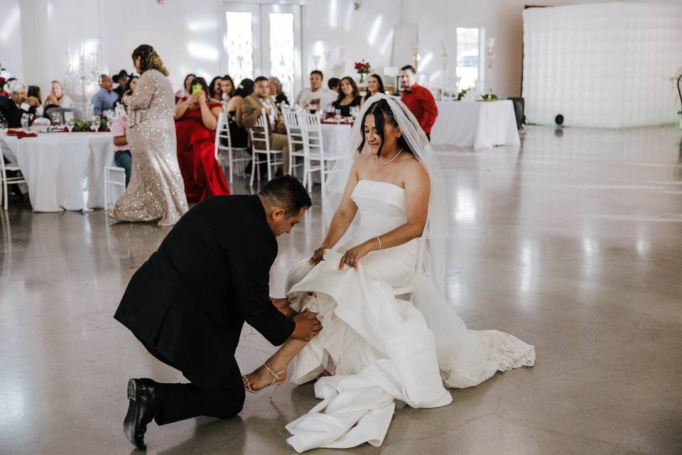 Garter toss