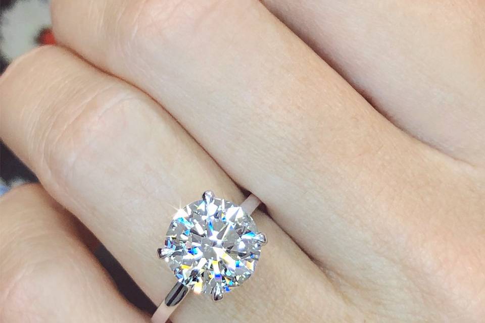 Round cut diamond ring