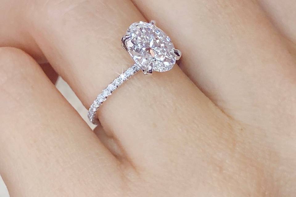 Oval cut solitaire