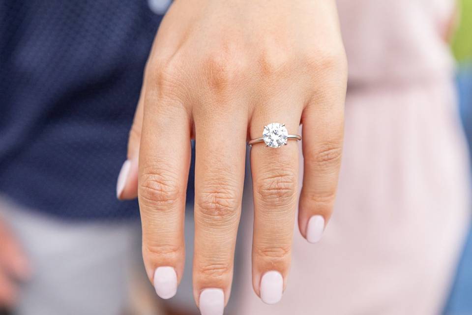 Oval cut solitaire