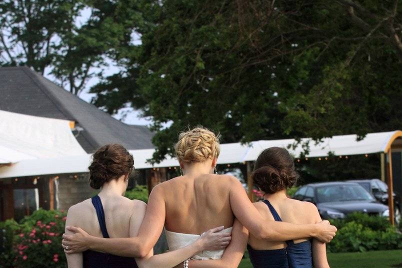 Castle Hill bride and bridesmaids