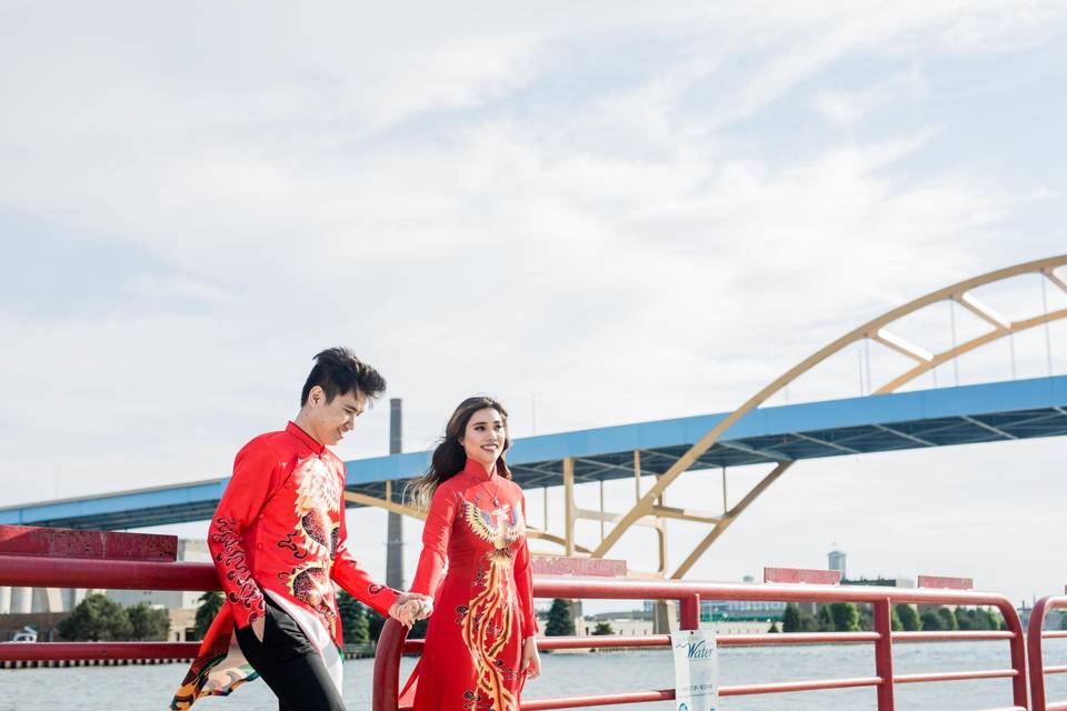 A couple walking on the waterfront - Tien Tran Photography