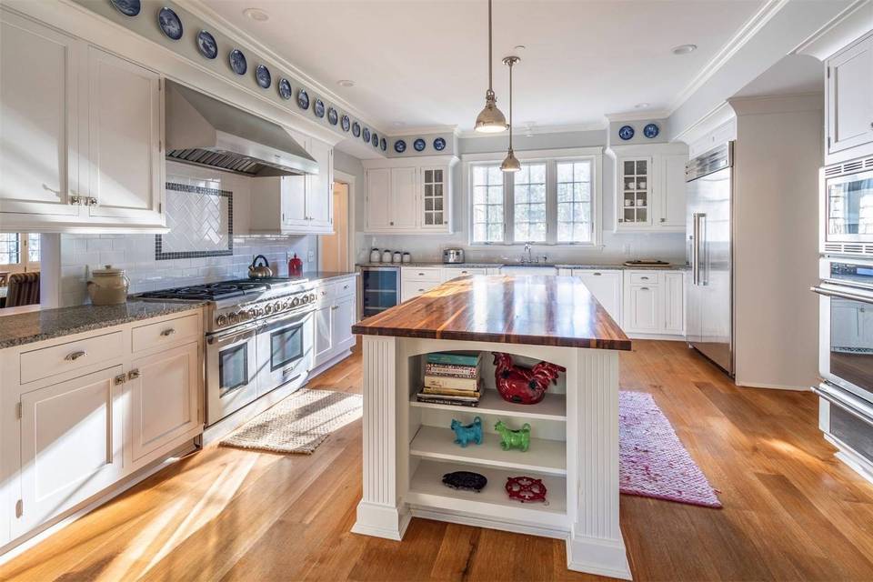 Bright spacious kitchen