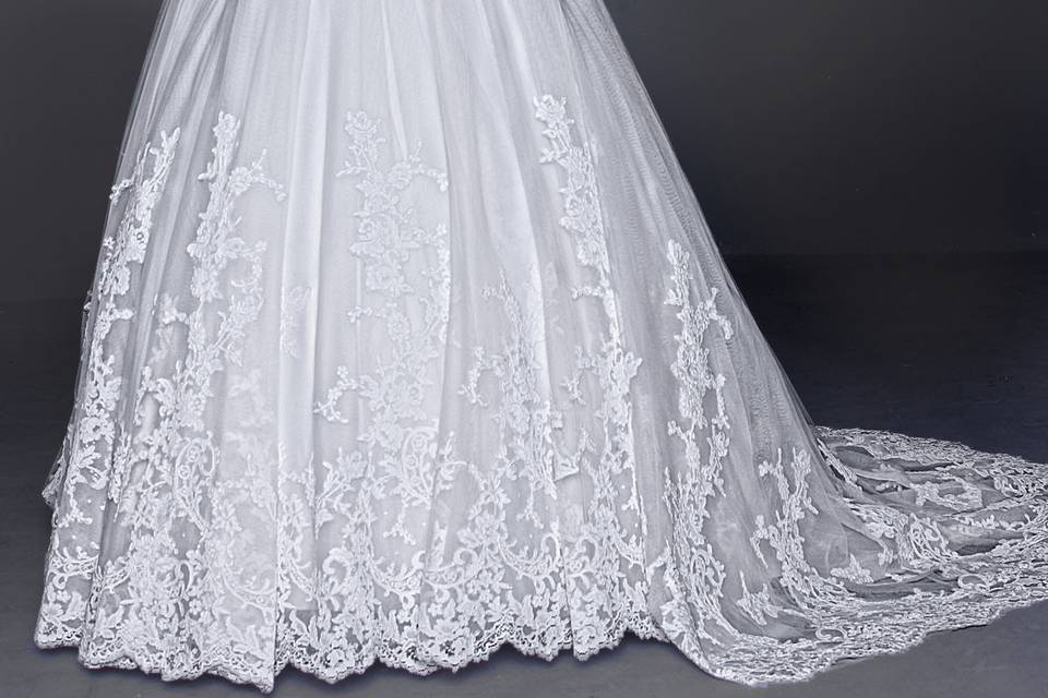 DaVinci Bridal Style #: 50268
Tulle ball gown features a sweetheart strapless neckline.  Lace bodice is accented with a beaded trim at the natural waistline.  Large hem lace lines the skirt of the dress.  Chapel length train and zipper back.