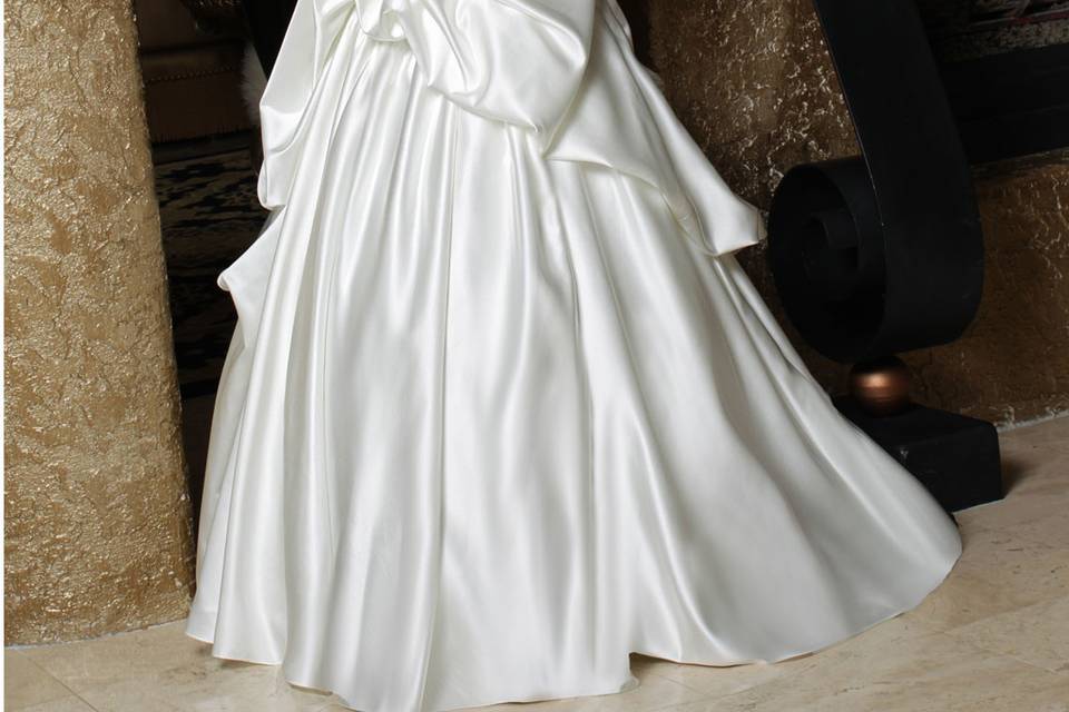 DaVinci Bridal Style #: 50185
Satin gown with a sweetheart strapless neckline featuring an off the shoulder lace jacket with three-quarter length sleeves and a button up back. Drop waist with horizontal pleats and rouching throughout the skirt. Lace up back.