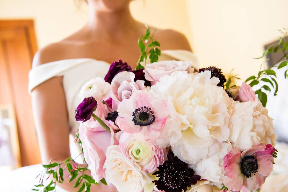 Blush and plum bouquet of peon