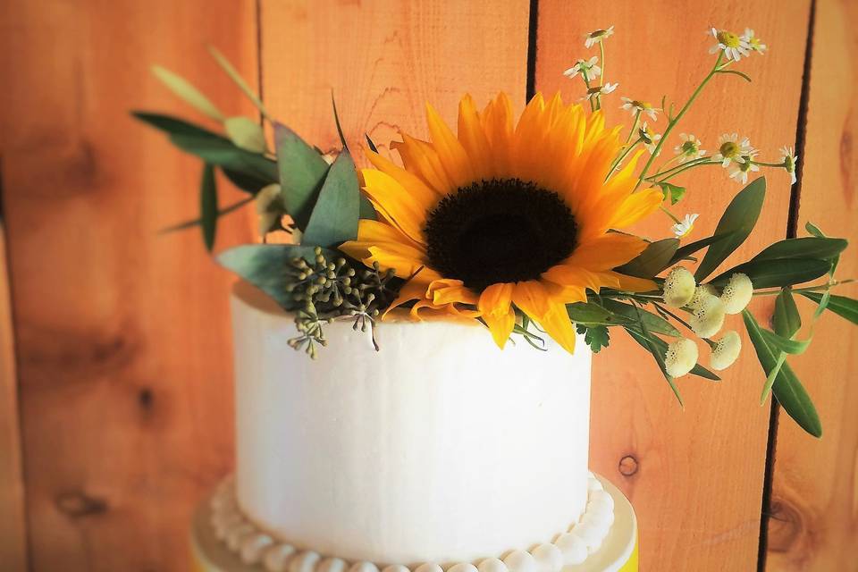 Naked wedding cake and sunflower