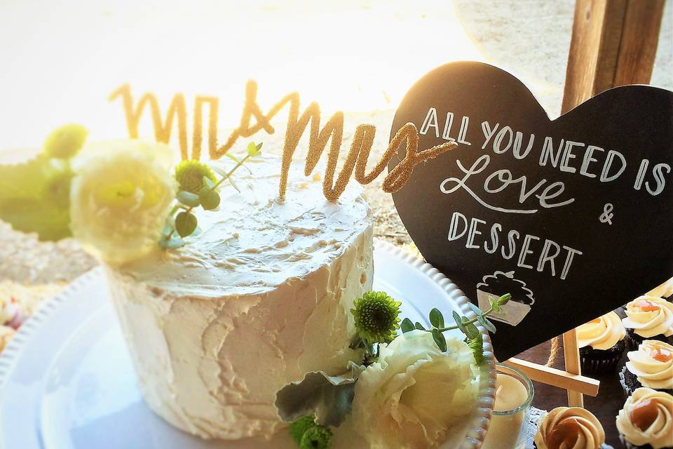 Naked wedding cake and sunflower