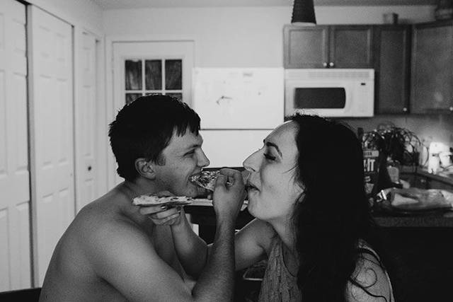 Newlyweds pizza party - Bobbi Phelps Photography