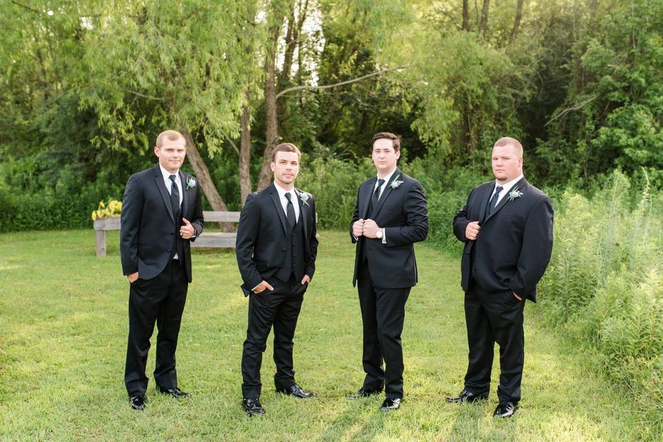 Groomsmen chilling out - Dee Ward Photography