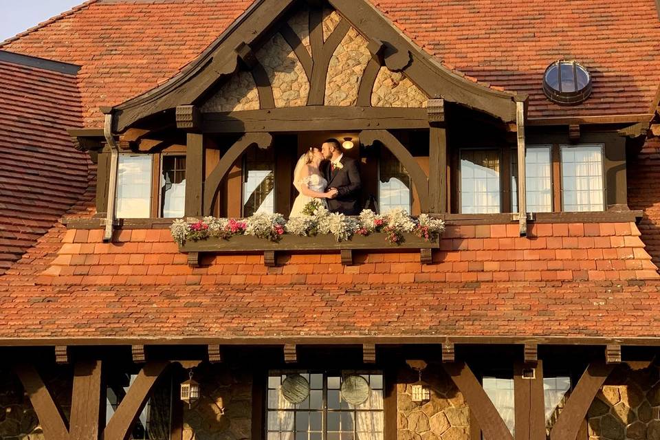 Kiss on the castle balcony