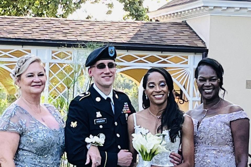Bride n Groom with their mothe