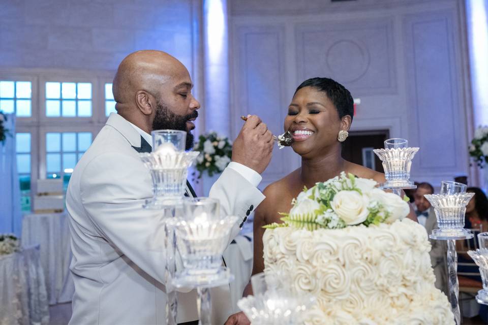 Bride & groom cut wedding cake