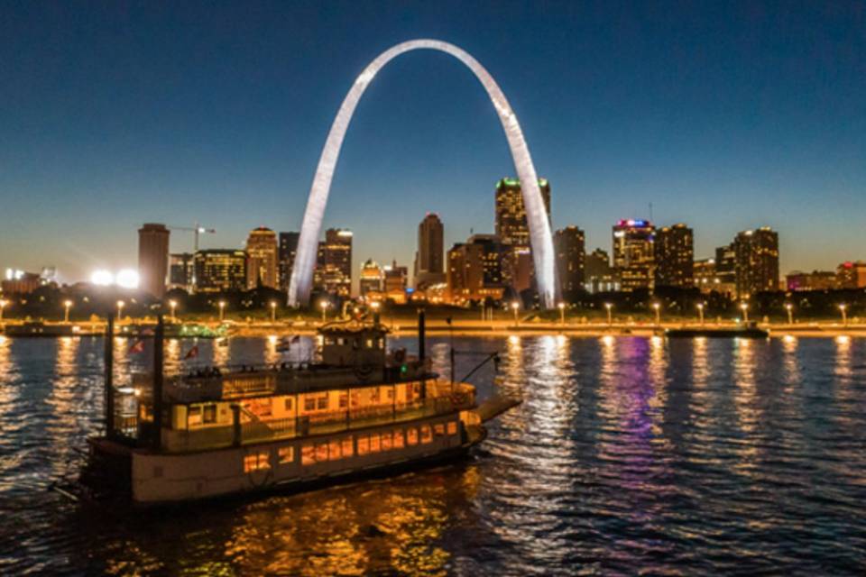 riverboats at the gateway arch