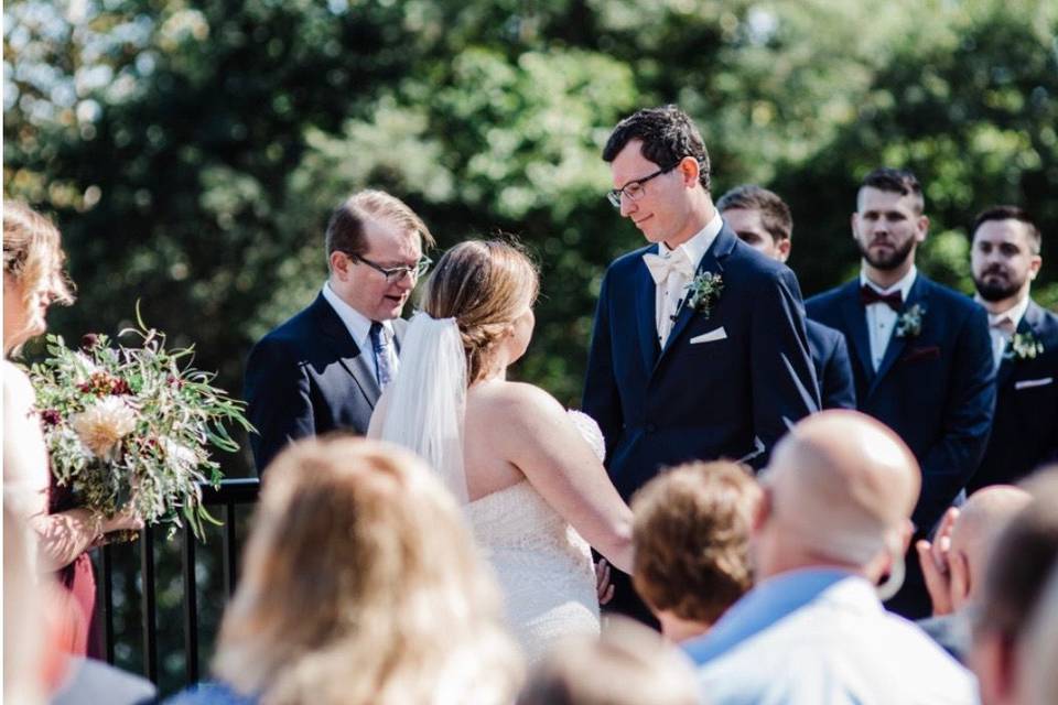 Wedding ceremony | Photo: Lauren Driscoll Photography