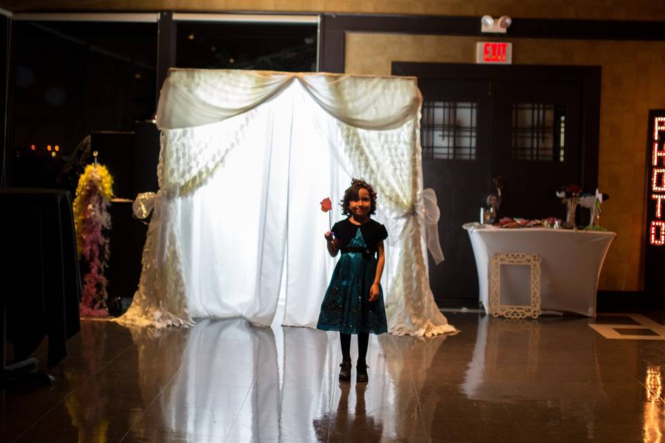 White Wedding Photo Booth by @cateraoke
Photo by #fabulousAlexandJosh @cateraoke