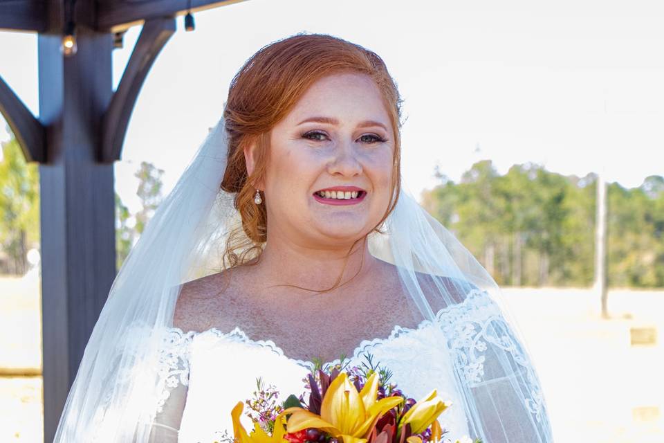 Bride with gorgeous bouquet