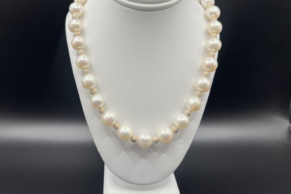 Pearl necklace with sparkle