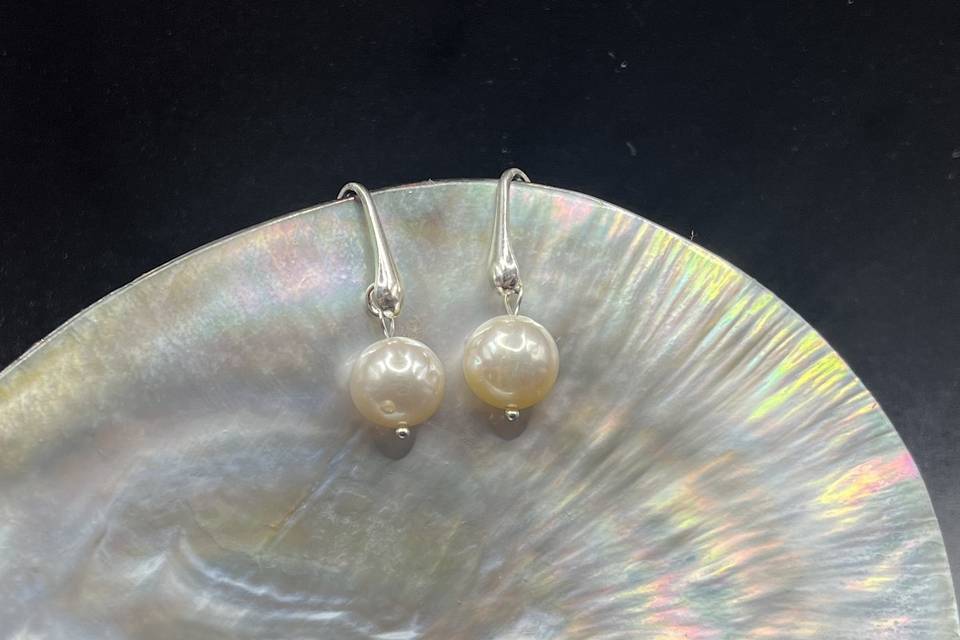 High luster pearl earrings
