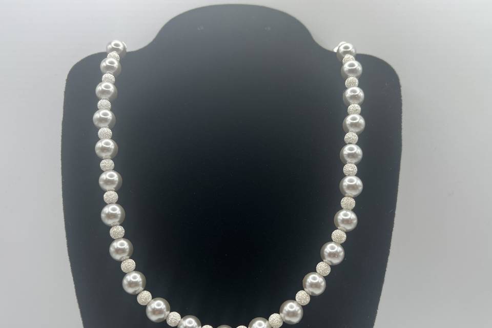 Silver sparkly mecklace