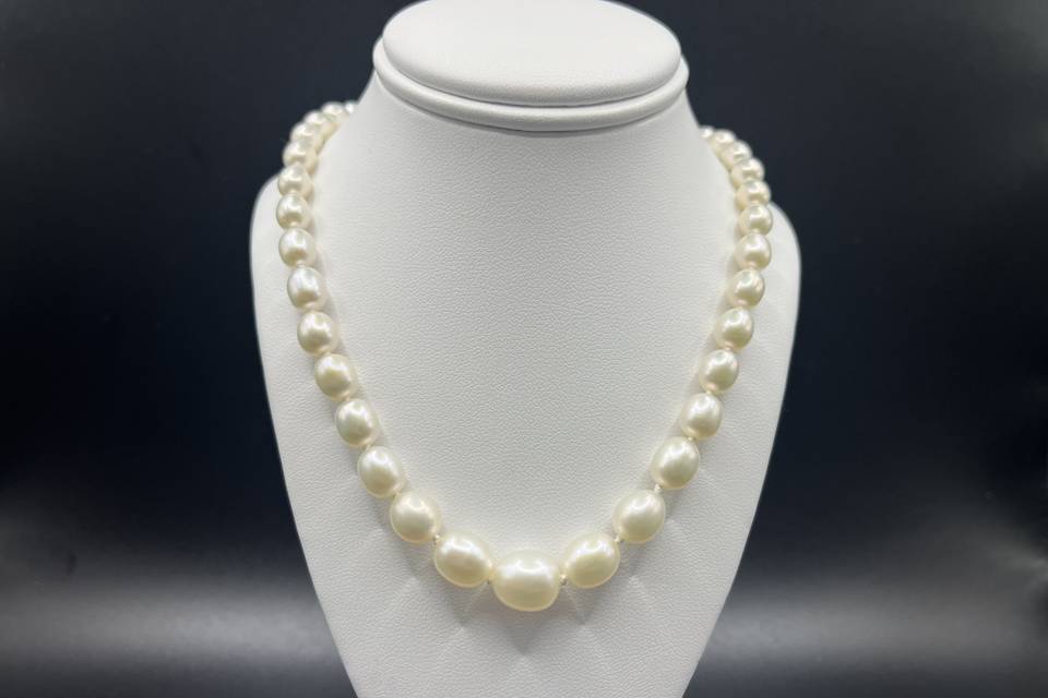 Graduated size pearl necklace