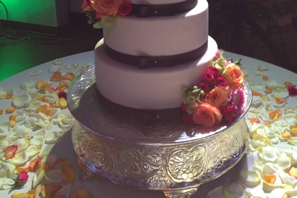 Fondant with fresh flowers