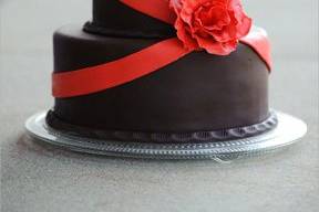 Chocolate fondant with red flower
