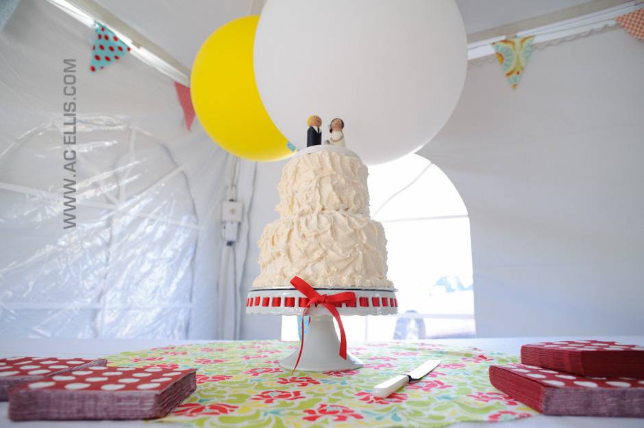 White wedding cake with figurines