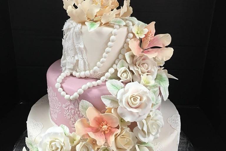 Classic fondant wedding cake