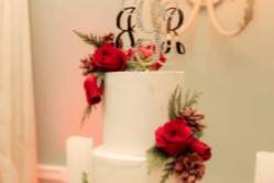 Red roses on cake
