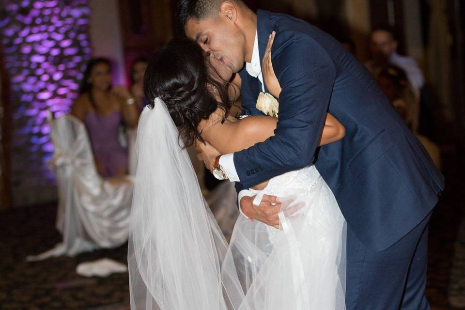 First dance with a dip & kiss