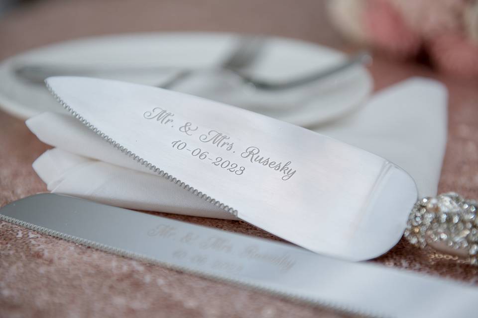 Personalized cake cutting knives