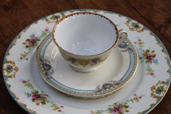 Vintage china table settings look lovely with modern and elegant wedding decor