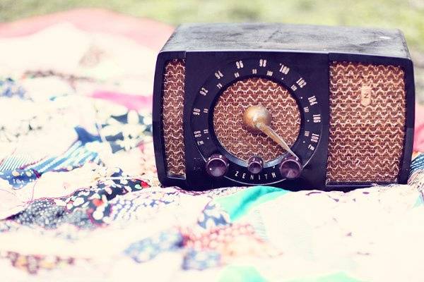 Vintage radios add a great touch to vintage wedding decor